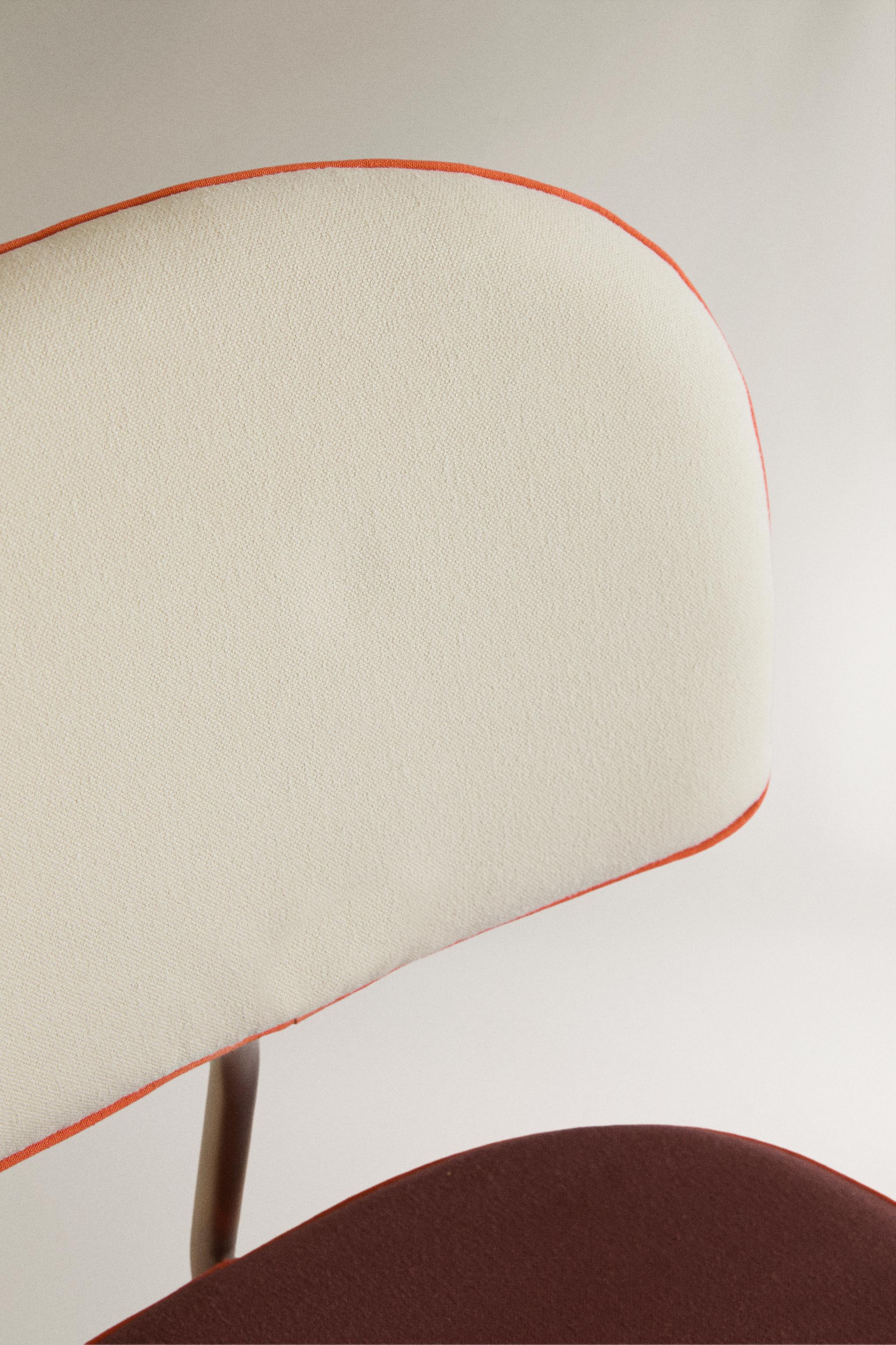KIDS’ DESK CHAIR WITH PIPING AND WHEELS